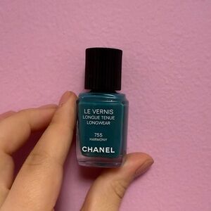 CHANEL Le Vernis Nail Polish in Vibrant Teal